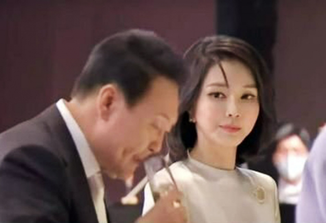 [정보/소식] 유재일 "김건희, 한동훈 막는 게 여의치 않자 저에게 연락…尹, 金 품지 않고 의존해" | 인스티즈