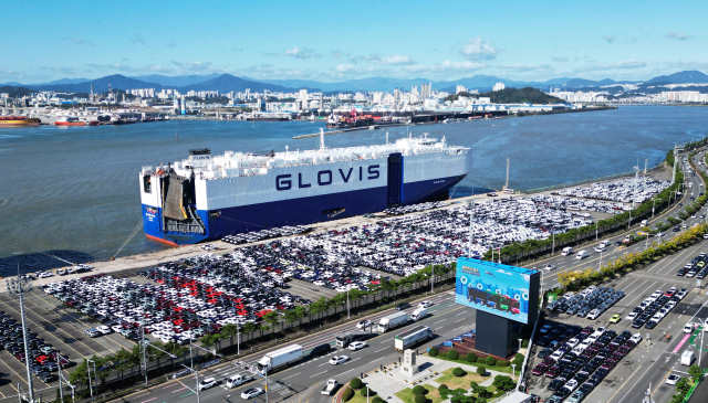 Hyundai Motor and Kia announced on the 14th that they had achieved record-high eco-friendly car exports last year. The photo shows the export shipping dock at Hyundai's Ulsan plant. Yonhap News