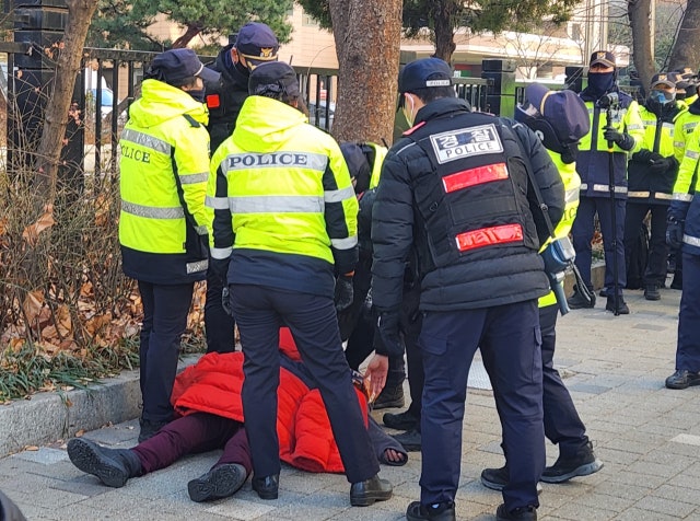 [속보] '尹 구속심사' <b>서부지법</b> 앞 남성 1명 체포… <b>경찰</b> 폭행
