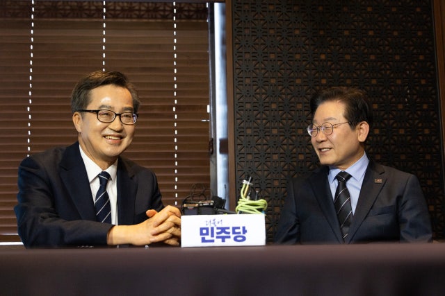 <b>이재명</b> 만난 <b>김동연</b> "임기 단축 <b>개헌</b> 논의, 민주당이 완수해야"