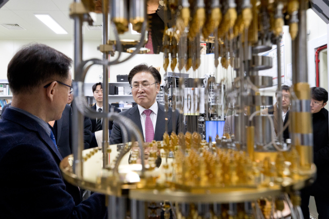 Yoo Sang -Im，科學技術信息和傳播部長，正在聆聽大街Yuseong -Gu的韓國標準與科學研究所的超導量子計算。Yonhap新聞