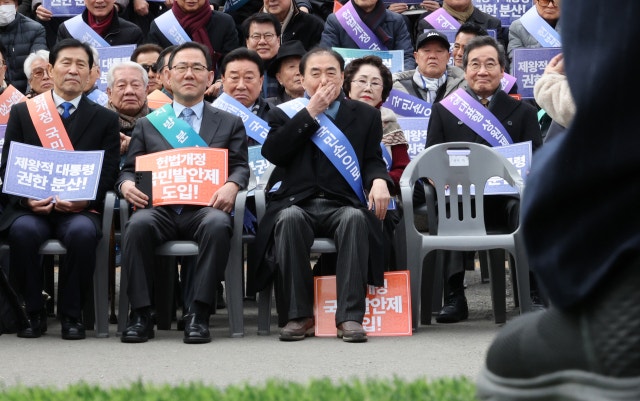 개헌 촉구 범국민 <b>서명 운동</b> 시작…개헌 논의 불붙어
