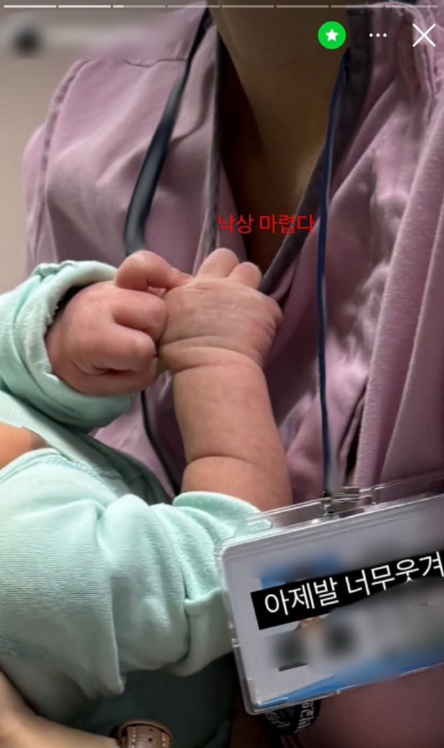 대구의 한 상급종합병원 소속 간호사 A씨가 신생아중환자실에 근무하던 중 올린 SNS 게시물. 환아를 안은 사진과 함께 '떨어트리고 싶다'는 취지의 글을 적었다. 독자 제공