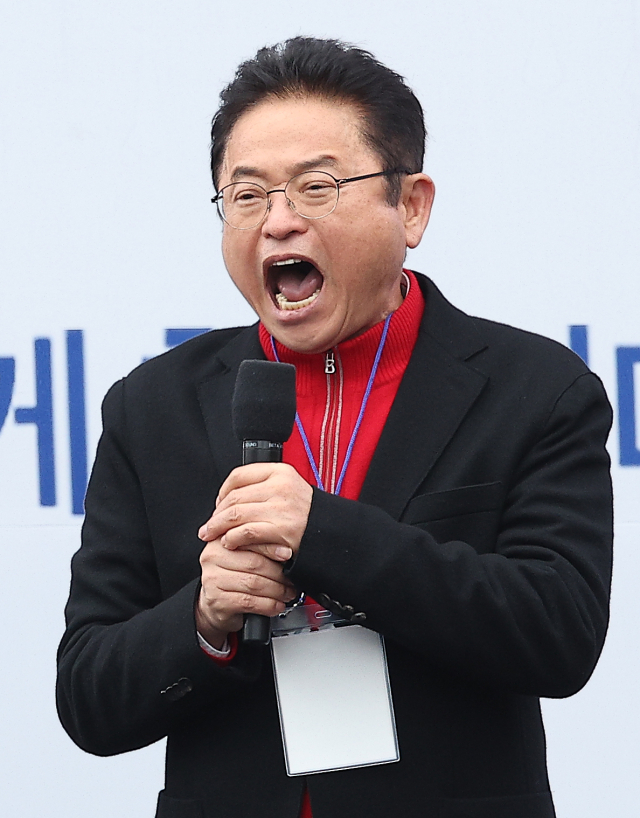 이철우 경북도지사가 15일 경북 구미시 구미역 앞에서 열린 세이브코리아 주최 윤석열 대통령 탄핵 반대 집회인 국가비상기도회에서 애국가를 부르고 있다. 연합뉴스