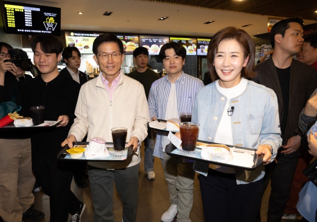 '햄버거 회동' <b>김문수</b>·<b>나경원</b>…"어떤 후보와도 <b>협력</b>할 것"