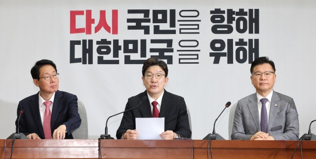<b>권성동</b> "文, 전형적 매관매직…자식을 캥거루처럼 챙겨"