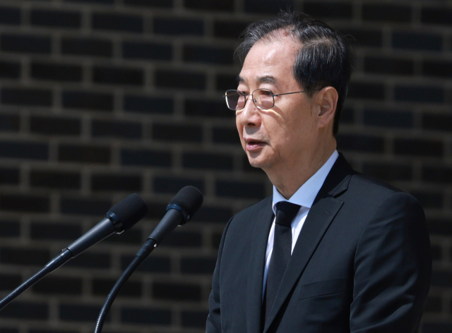 한덕수 대통령 권한대행 국무총리가 25일 국립대전현충원에서 열린 '2회 순직의무군경의 날 기념식'에서 기념사를 하고 있다. 연합뉴스