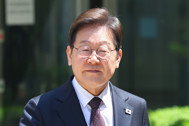 더불어민주당 이재명 대선 후보가 29일 서울 서초구 서울중앙지방법원에서 열린 '대장동 배임·성남FC 뇌물' 1심 속행 공판이 끝난 뒤 법원을 나서고 있다. 연합뉴스