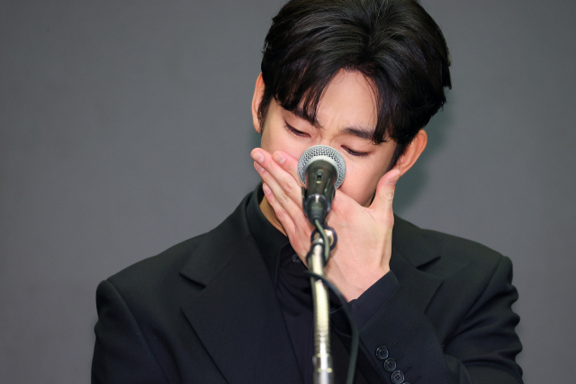 배우 김수현이 31일 오후 서울 마포구 스탠포드 호텔에서 미성년자였던 배우 고 김새론과 교제했다는 의혹과 관련해 입장발표 기자회견에서 눈물을 닦고 있다.연합뉴스