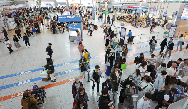 4일 인천국제공항 제1여객터미널 출국장이 여행객들로 붐비고 있다.기사 내용과 직접 관련 없음.연합뉴스