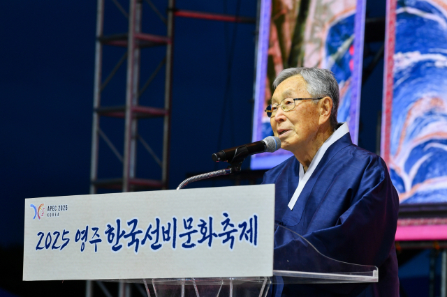 제7회 선비대상을 수상한 김진영 회장이 수상 소감을 전하고 있다.영주시 제공