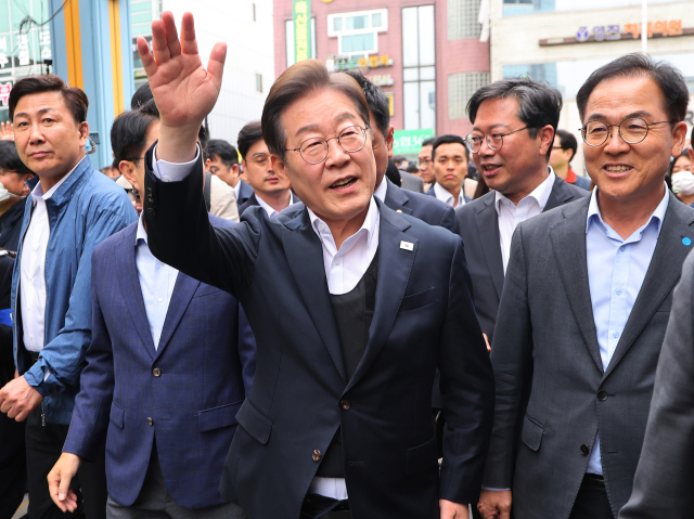 더불어민주당 이재명 대선 후보가 5일 경기도 양평군 양평물맑은시장에서 열린 '골목골목 경청투어'에서 시민들에게 인사하고 있다.연합뉴스