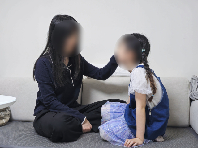 20대 초반에 뜻하지 않은 결혼을 하게 된 이후 심한 가정폭력에 시달리다 이혼한 이다해(32·가명) 씨가 초등학생 아이를 애틋하게 바라보고 있다.김지효 기자