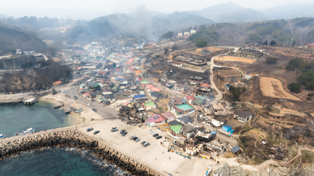 지난달 25일 발생한 산불로 노물리 마을 일대가 쑥대밭이 됐다.영덕군 제공