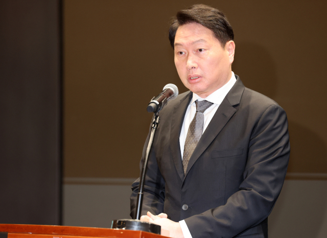 최태원 SK그룹 회장이 7일 서울 중구 SKT타워에서 열린 유심 정보 유출 관련 일일 브리핑에 참석,<a href=