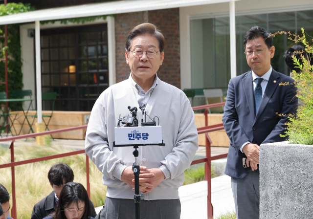 더불어민주당 이재명 대선 후보가 '골목골목 경청투어:국토종주편'에 나선 7일 전북 전주시 완산구의 한 카페에서 'K-콘텐츠' 산업 진흥 간담회를 마친 뒤 고법의 '파기환송심 연기' 관련 입장을 밝히고 있다. 이날 서
