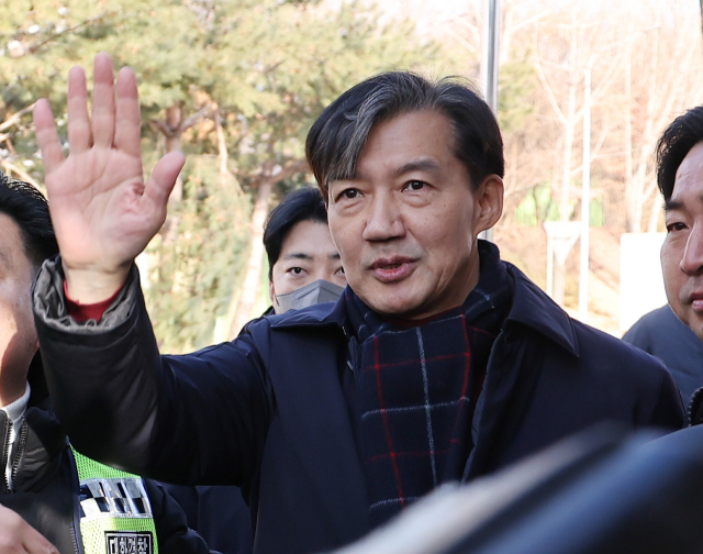자녀 입시 비리와 청와대 감찰 무마 등 혐의로 기소돼 징역 2년 형이 확정된 조국혁신당 조국 전 대표가 경기도 의왕 서울구치소 앞에서 수감되기 전 지지자들을 향해 손을 흔들고 있다.연합뉴스