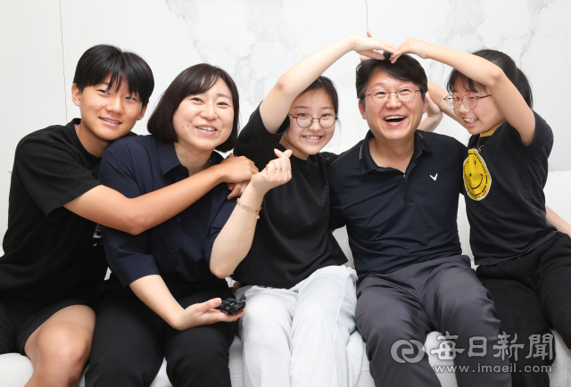 권효섭·강진주 씨 부부와 첫째 덕범,둘째 단미,<a href=