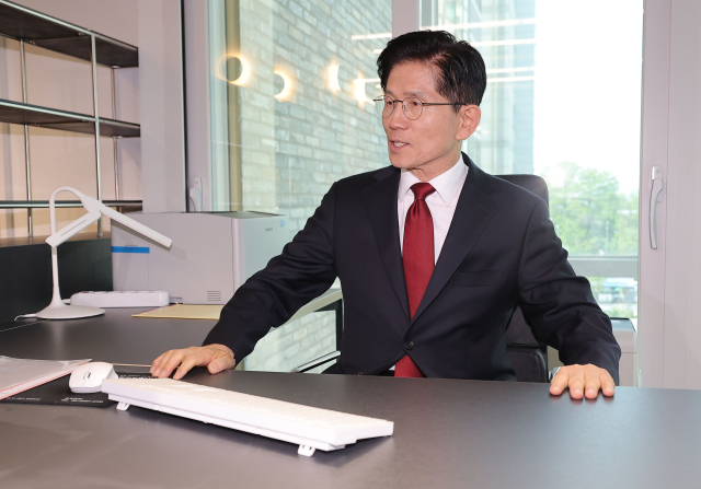 국민의힘 김문수 대선 후보가 8일 서울 영등포구 여의도 당사 대선 후보 사무실을 둘러보고 있다.연합뉴스