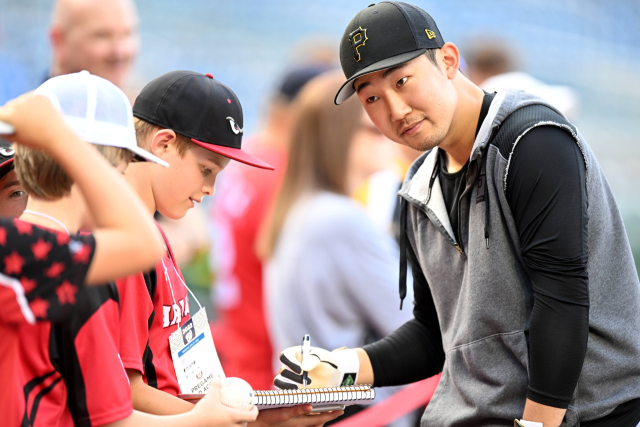 미국 메이저리그(MLB) 피츠버그 파이리츠 내야수 박효준(오른쪽)이 워싱턴DC 내셔널 파크 구장에서 워싱턴 내셔널스와의 경기 전 어린이 팬에게 사인해주고 있다.연합뉴스