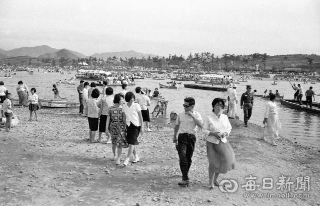 1960년 5월 화창한 봄날,대구 동촌 유원지에 쏟아져 나온 시민들이 나무 보트와 유람선을 타며 휴일을 즐기고 있다.동촌 유원지는 1960년대 초부터 각종 편의시설이 속속 들어서면서 유원지 다운 면모를 갖춰 19
