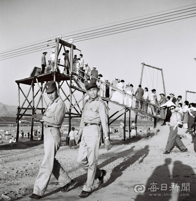 1959년 동촌 유윈지 케이블카 탑승장에 나들이객이 줄지어 탑승을 기다리고 있다.동촌 케이블카는 1959년 처음 설치됐다.사진=매일아카이빙센터