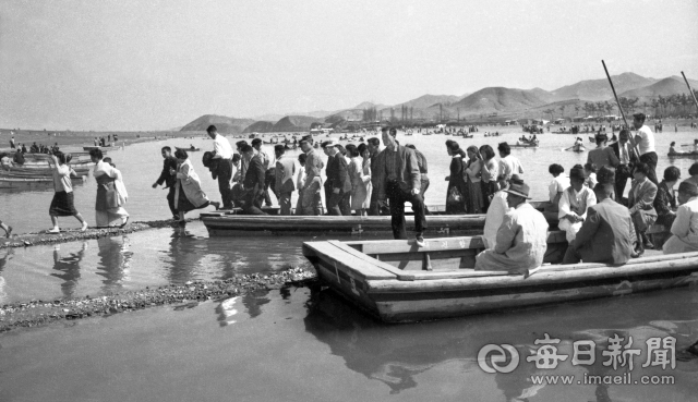 1960년대 초 동촌 유원지 나룻배로 강을 건너는 시민들.당시 동촌 나루는 동촌에서 강 건너 유원지로 드나드는 지름길이었다.사진=매일아카이빙센터