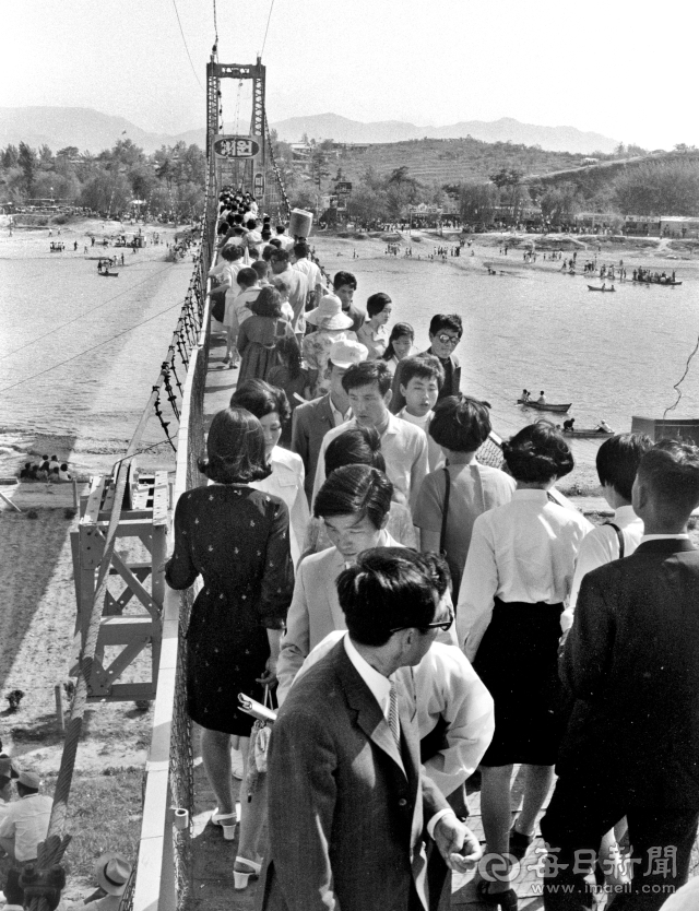 1970년 5월 17일 동촌 유원지에 나들이 나온 신사 숙녀 등 시민들이 구름다리를 건너며 휴일을 즐기고 있다.사진 =매일아카이빙센터