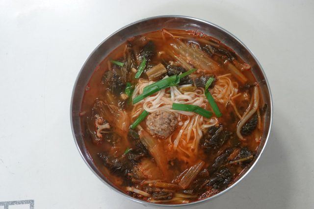 꽁치완자가 올려진 '순이네 모리국수' 스타일.