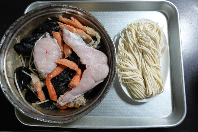 대게가 축을 이룬 '성은식당' 모리국수 기본 재료.