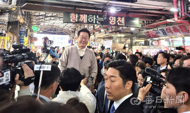 이재명 후보가 영천공설시장을 찾아 지지를 호소하고 있다.강선일기자