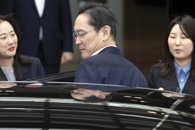 일본 출장을 마친 이재용 삼성전자 회장이 지난달 9일 강서구 서울김포비즈니스항공센터(SGBAC)를 통해 귀국하고 있다.연합뉴스