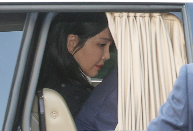 윤석열 전 대통령의 부인 김건희 여사가 서울 용산구 한남동 관저를 나와 서초동 사저로 향하고 있다.연합뉴스