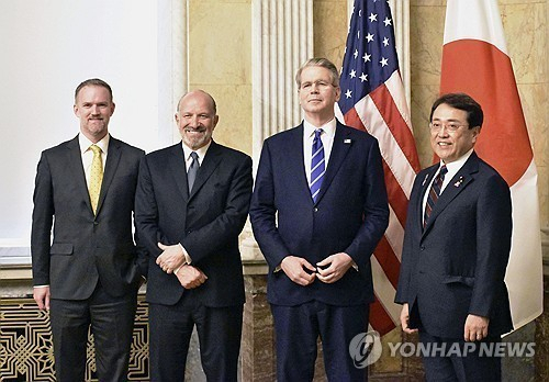 지난 1일(현지시간) 미국 워싱턴DC에서 열린 미국과 일본 간 2차 관세 협상에서 양국 참가자들이 기념 촬영에 응하고 있다.연합뉴스