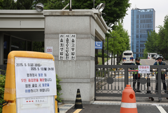 12·3 비상계엄 사태와 관련해 내란 우두머리 혐의 등으로 기소된 윤석열 전 대통령의 세 번째 재판을 하루 앞둔 11일 서초구 서울중앙지법.12일 윤 전 대통령이 재판을 받기 위해 법원청사 서관 출입구로 들어오는