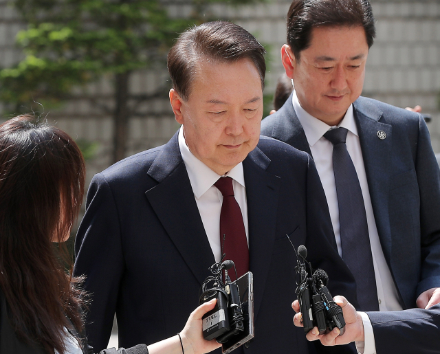 윤석열 전 대통령이 12일 서울 서초구 중앙지방법원에서 열린 내란 우두머리 혐의,직권남용 권리행사방해 혐의 사건 3차 공판에 출석하고 있다.연합뉴스