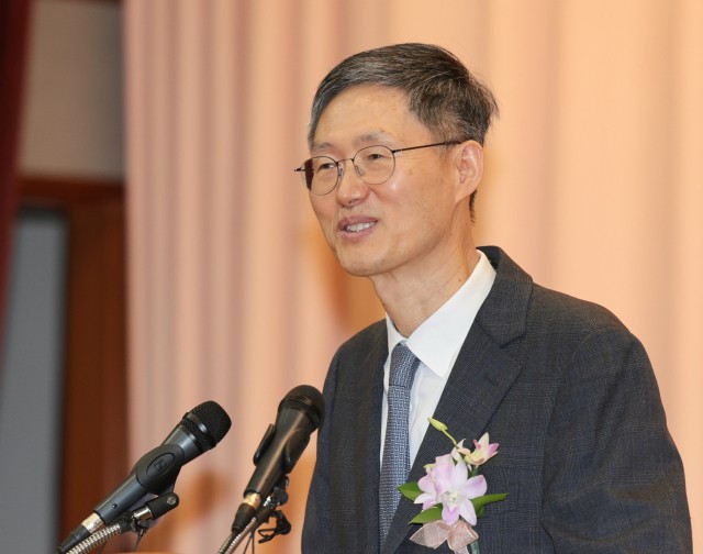 '尹 파면' <b>문형배</b>, <b>서울시립대 로스쿨</b> 강단으로?…"고민 중"