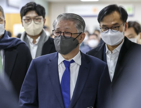'<b>배임</b>·횡령' <b>최신원</b> 전 SK네트웍스 회장 <b>징역</b> 2년6개월 확정