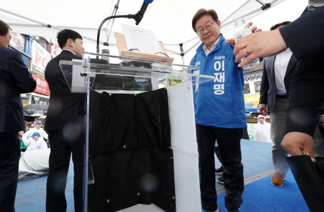 이재명, 다음주부터 '방탄유리막' <b>유세</b>…대선후보 최초