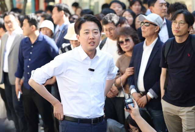 <b>이준석</b> "'<b>노무현장학금</b>' 받은 적 없어…임기 중 '국비장학생'"