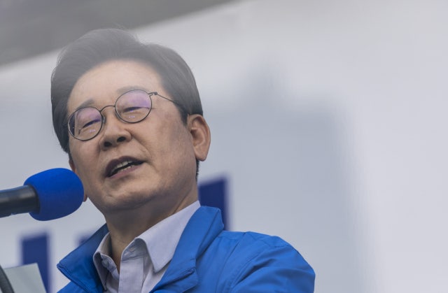 [속보] <b>이재명</b> 장남 논란 계속…"음란 <b>댓글</b>에 2.3억 불법도박 입금, 고발...