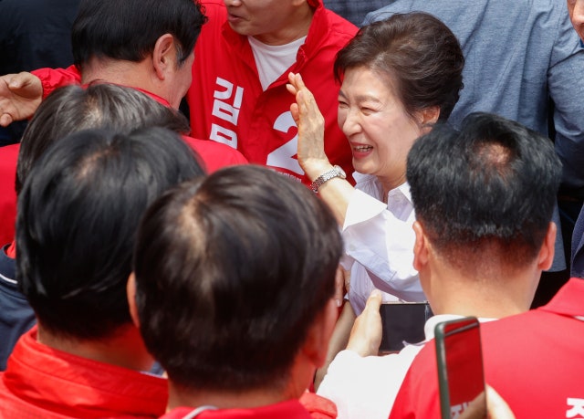 "보고 싶다는 말에 마음 뭉클"…<b>박근혜</b>, 김문수 유세 뒤 <b>서문시장</b> 행보...
