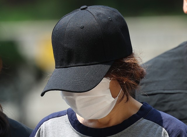 '남편 명의 <b>대리투표</b>' <b>선거사무원 구속</b> 기로…"불법인줄 몰랐다"