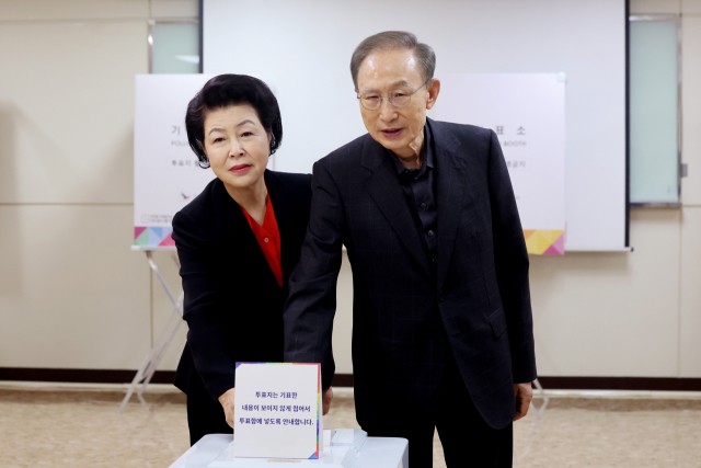 "노동자 어려움 아는 김문수" <b>이명박 전 대통령 투표</b>
