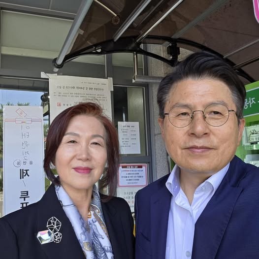 사퇴한 황교안, 아내와 <b>대선</b> 본<b>투표 인증샷</b>