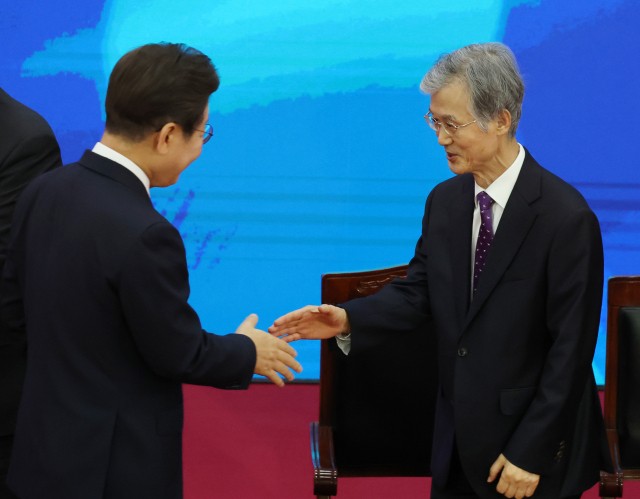 <b>조희대</b>, <b>대법관 증원</b>법에 "<b>공론장</b> 마련 희망"