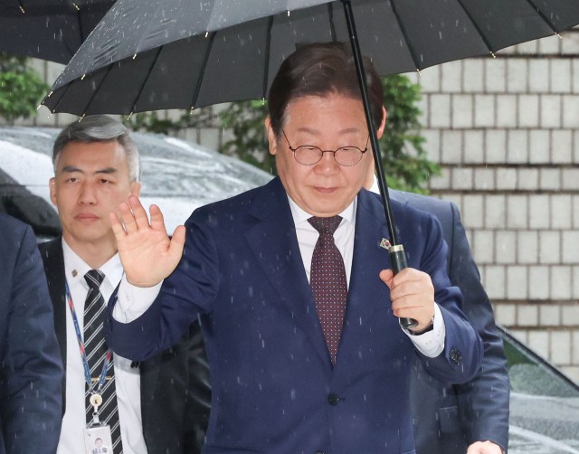 민주·조국혁신, 사법부에 "李<b>대통령 재판 중단</b>하라"
