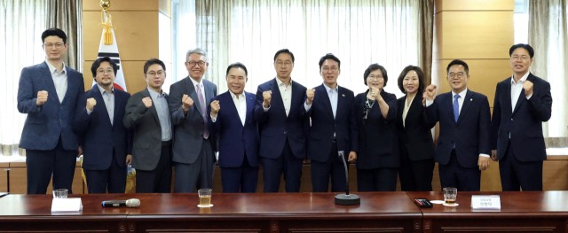 <b>김민석</b> "<b>물가</b> 문제, 가격 규제보다 거래투명성 높여야"