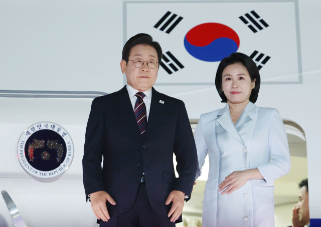 이재명 대통령과 김혜경 여사가 19일 51차 주요 7개국(G7) 정상회의 일정을 마친 뒤 성남 서울공항에 도착해 공군 1호기에서 내리고 있다. 연합뉴스