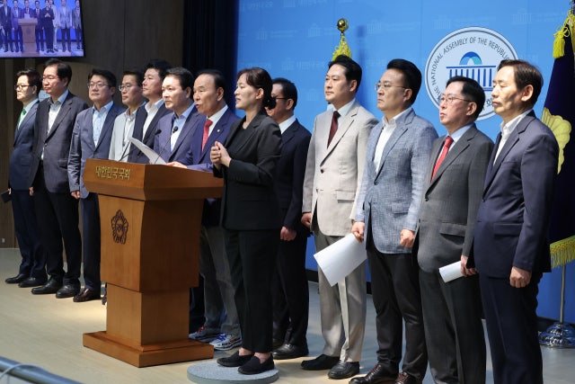 로드맵 나온 '<b>해수부</b>' <b>부산 이전</b>에… 국힘 "<b>해수부</b> <b>이전</b>은 배신행위"